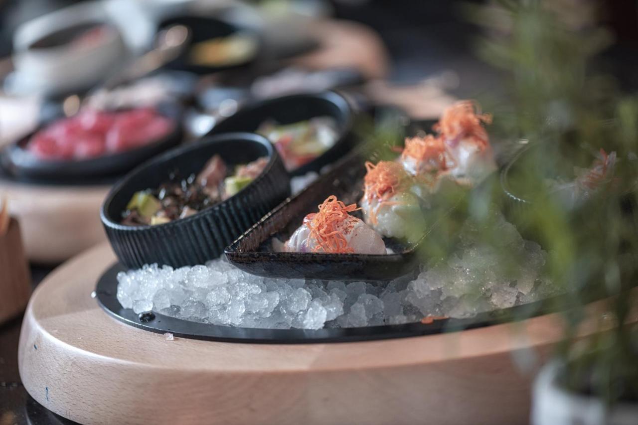 Al Messila, A Luxury Collection Resort & Spa, Доха Екстериор снимка A sashimi platter