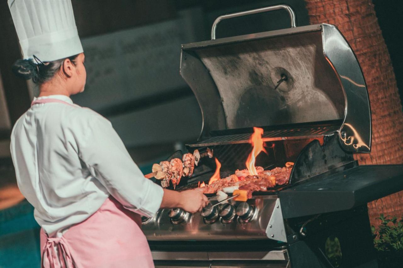 Al Messila, A Luxury Collection Resort & Spa, Доха Екстериор снимка A chef cooking on a gas grill
