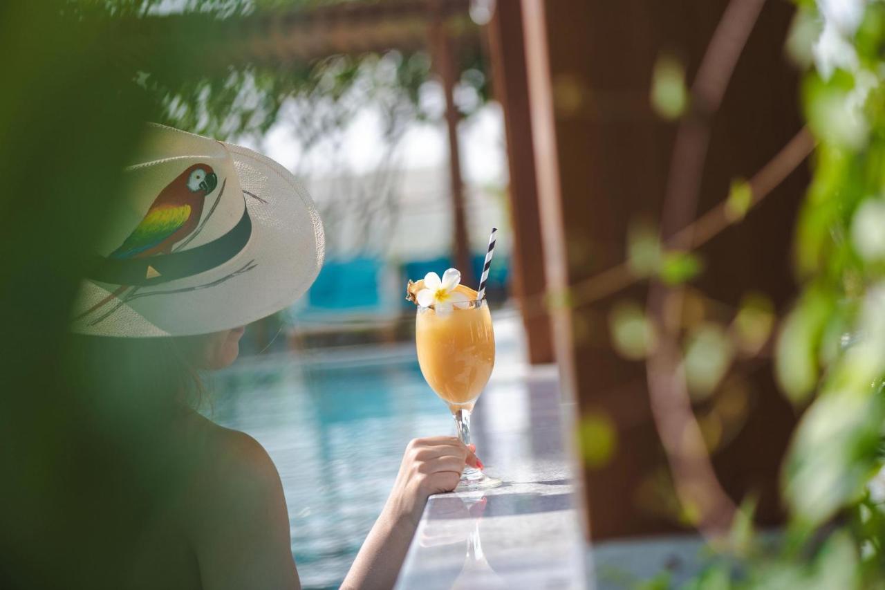Al Messila, A Luxury Collection Resort & Spa, Доха Екстериор снимка A woman holding a cocktail