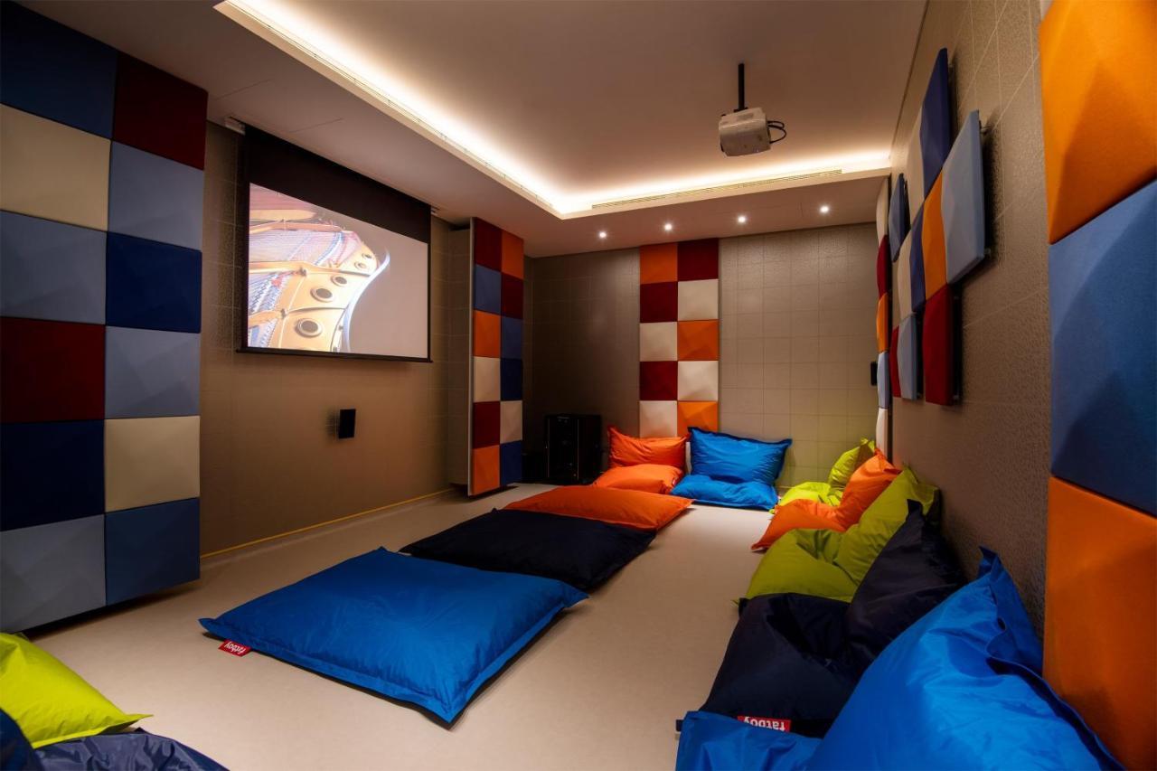 Al Messila, A Luxury Collection Resort & Spa, Доха Екстериор снимка A home theater with a projector