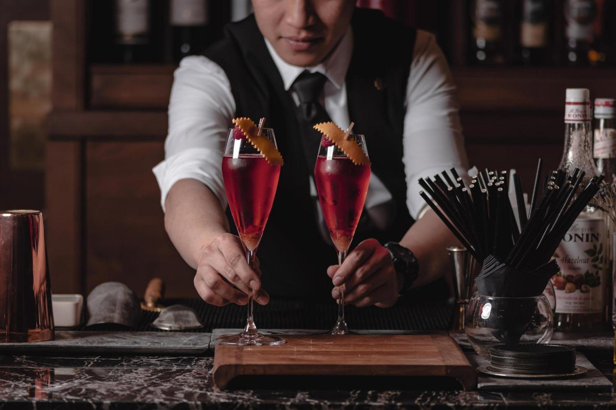 Al Messila, A Luxury Collection Resort & Spa, Доха Екстериор снимка A bartender serving cocktails